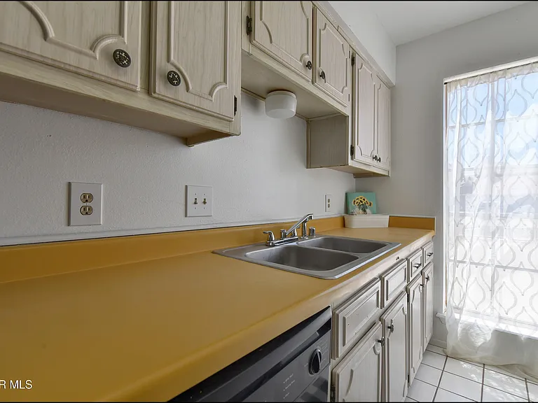 10605 Kinross Ave #B — Photo 12