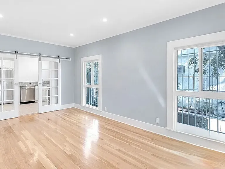 549 N Windsor Blvd — Photo 3