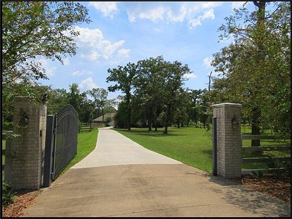  Gated property on 5 acres. Horses welcome! Country living with the convenience of shopping close by. Only 5 minutes to the Woodlands and easy commute to freeway access.