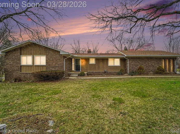 11796 Post Ln, South Lyon, MI 48178