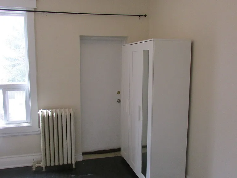 2011 Dundas St W #1 — Photo 2
