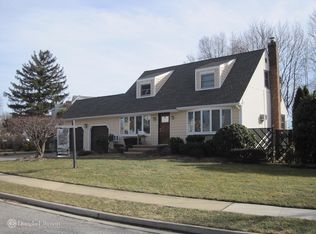 107 Yorkshire Dr, East Norwich, NY 11732