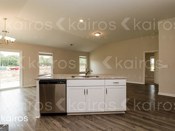5th image of 17 Red Oak Dr
