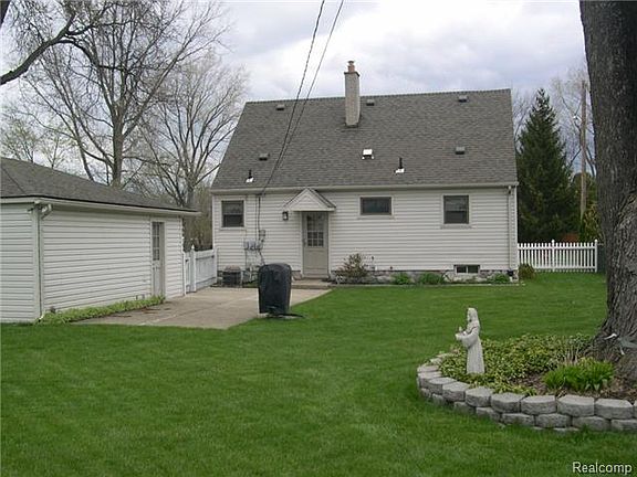 2nd image of 31311 Elmwood St