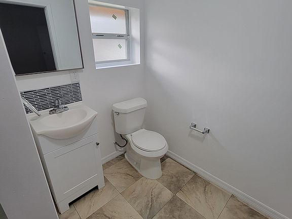5th image of 820 White Ln