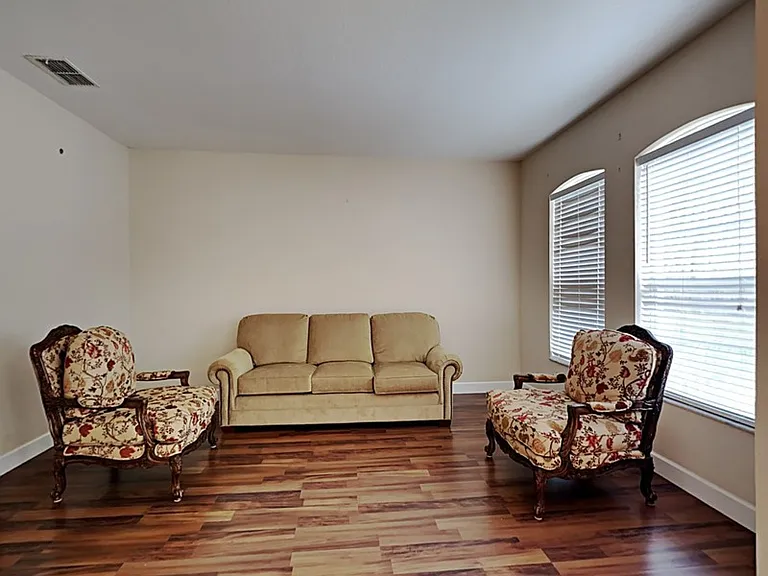 589 Errol Pkwy — Photo 2
