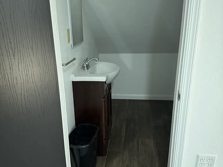 2nd floor 1/2 bath