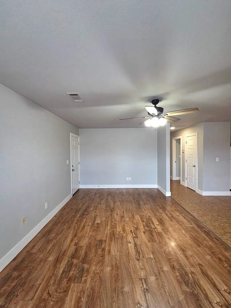 Single-Level 3-Bedroom Home with Fenced Backyard in Rogers — Photo 3