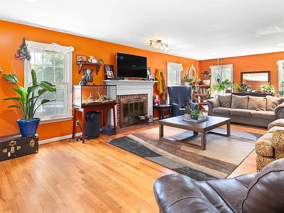 5th image of 209 Sanford Dr