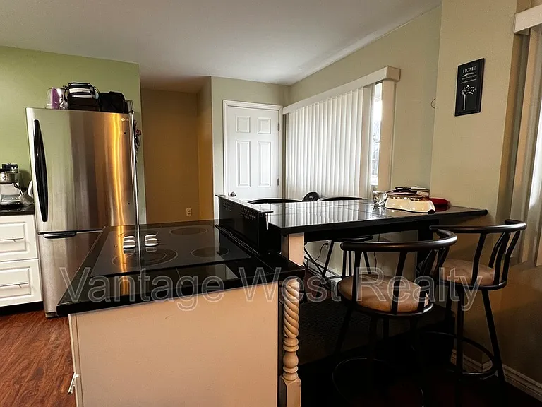 1560B Glenmore Rd N — Photo 2