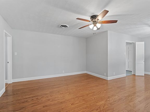4th image of 2202 Foxcroft Cir