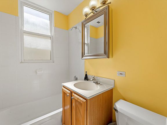 4th image of 1648 N Artesian Ave