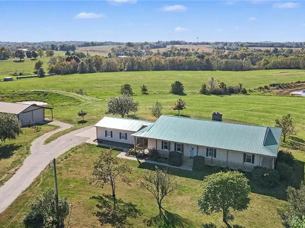 828 NW Helberg Rd, Gower, MO 64454