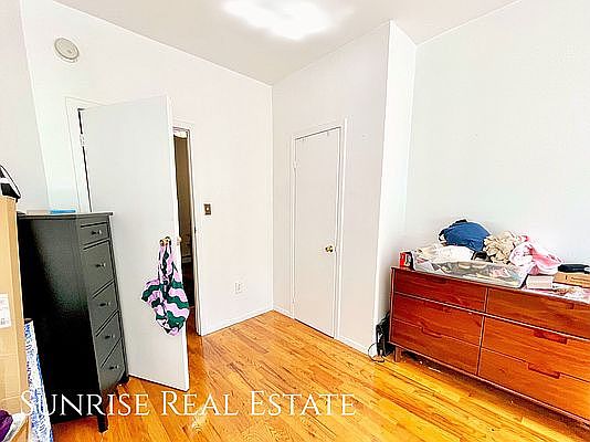 2nd image of 1039 Pacific St #2