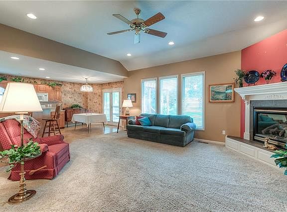 4th image of 1003 College St