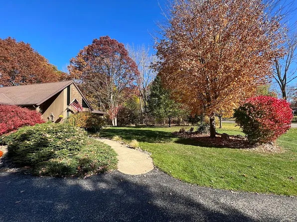 11110 Dawn Dr, Fowlerville, MI 48836