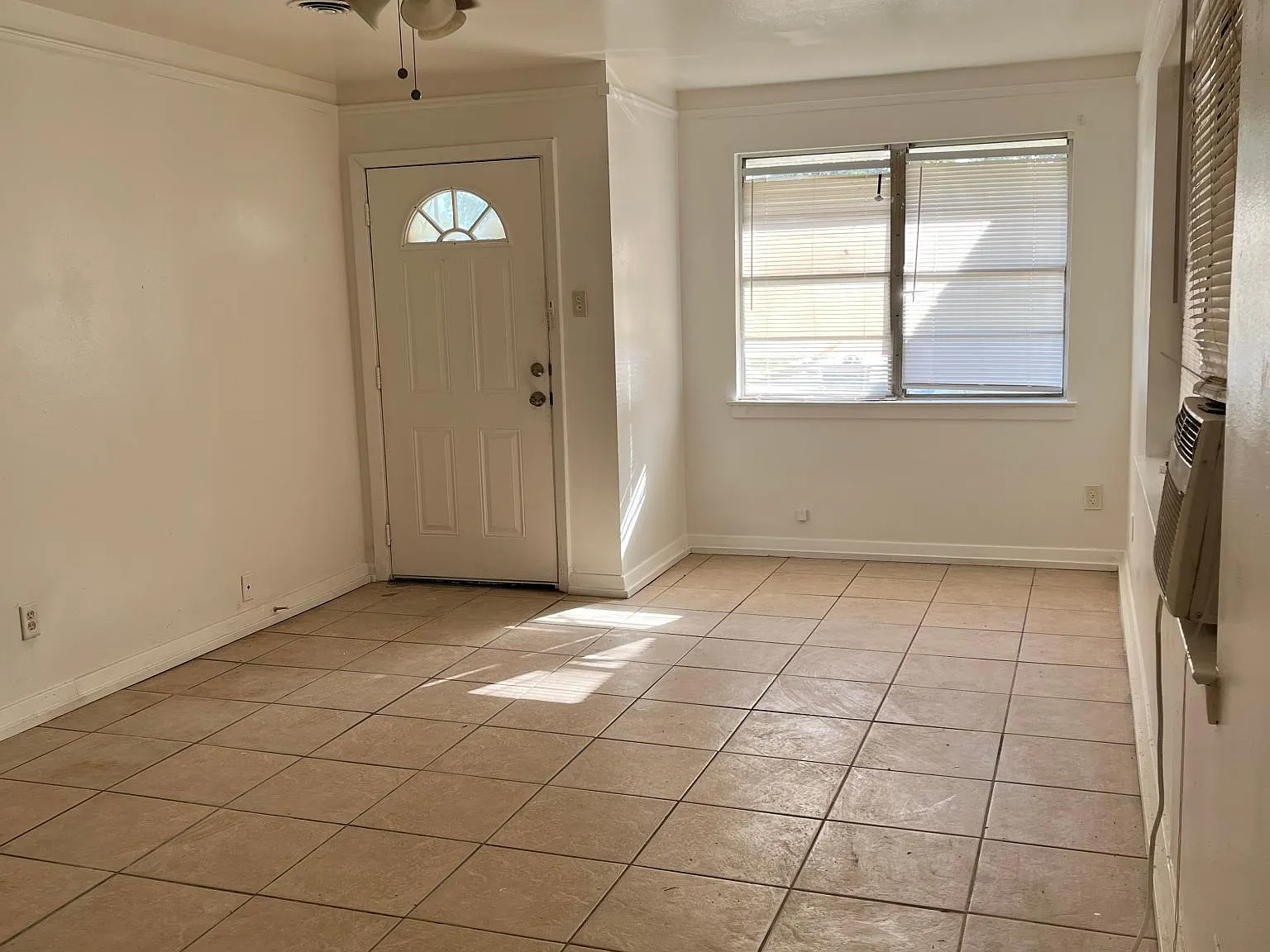 3 bed, 1079 sqft, $1,800 — Photo 2