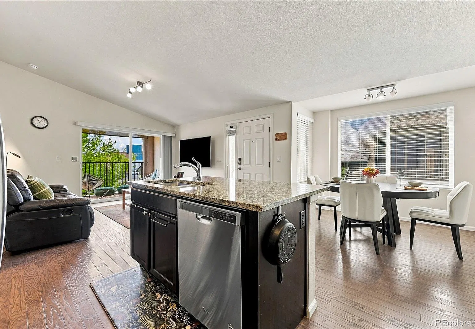 2 bed, 1058 sqft, $2,100 — Photo 3