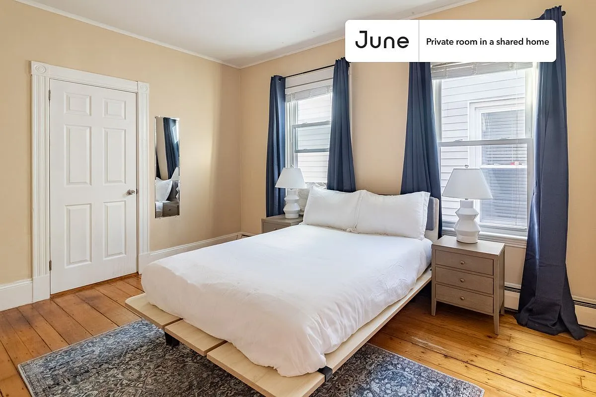Full bedroom in 4 bed/1 bath home in Roxbury #927 C — Photo 1