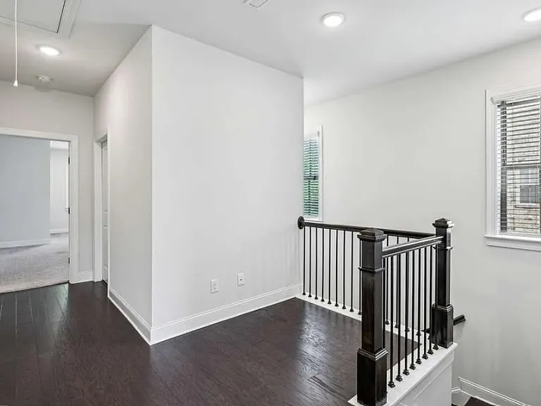 687 Avondale Creek Dr — Photo 9