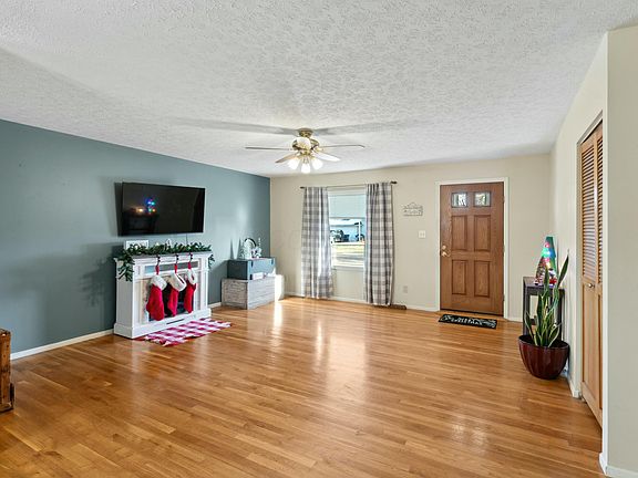 4th image of 92 Maureen Dr