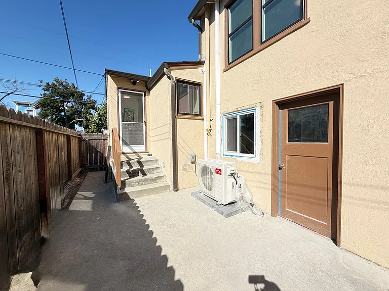 1831 & 1833 Stanford Street — Photo 12