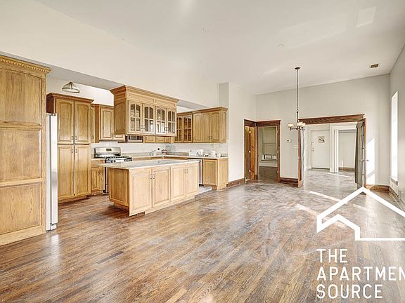 3rd image of 646 N Damen Ave #2F