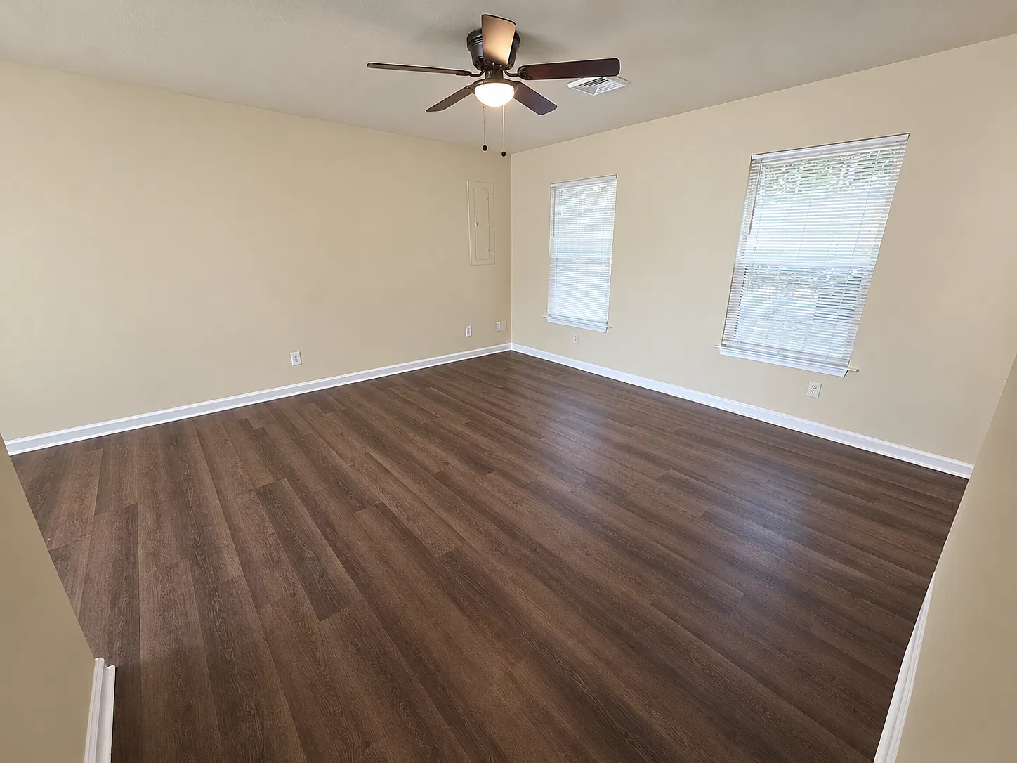 3 bed, 2.0 bath, 1100 sqft, $1,400 — Photo 2