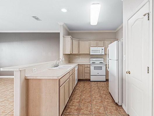 5th image of 15110 Leeward Dr APT 102