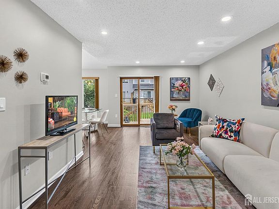 4th image of 4 Lee Lee Ln