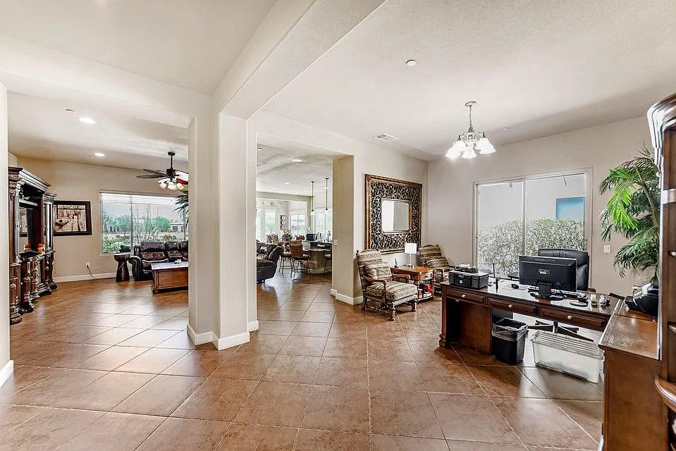 3 bed, 2433 sqft, $6,000 — Photo 4