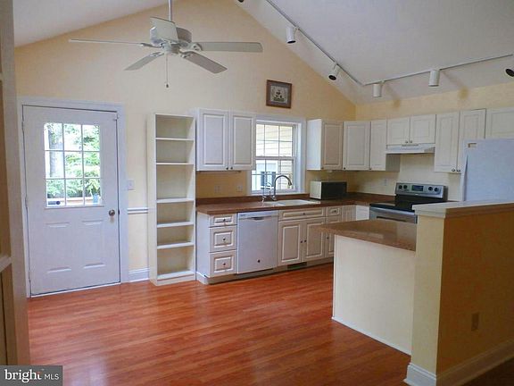 5th image of 77 Gainsborough Dr
