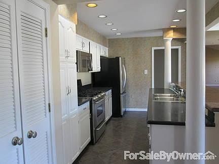 Kitchen
						:
						5 burner gas stove/oven, SS microwave, dishwasher, garbage disposal