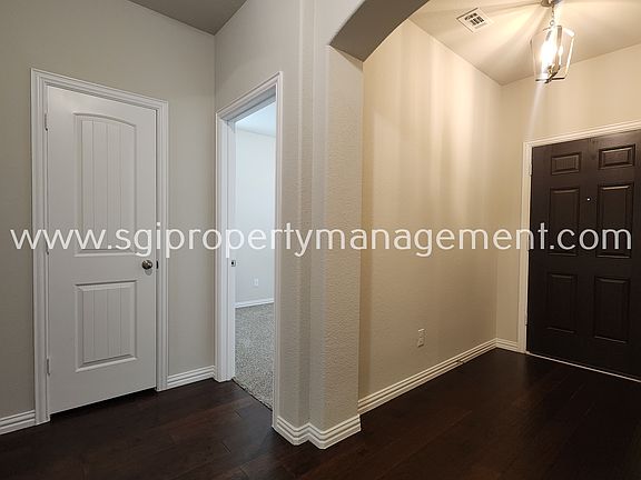 4th image of 2024 Miramar Dr