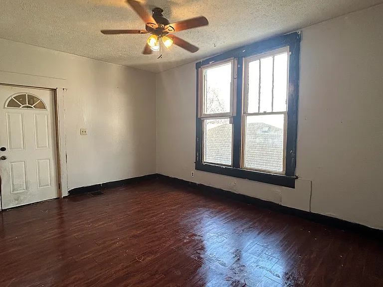 1110 E Oak St — Photo 5