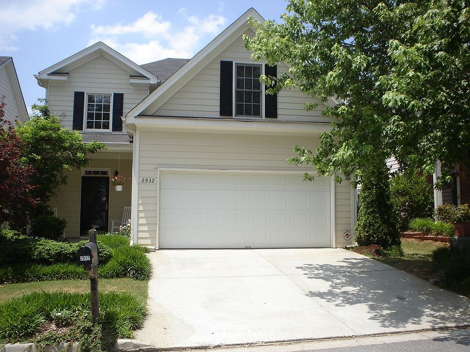 Beautiful house in quiet esclusive neighborhood. Convenient access to major hi