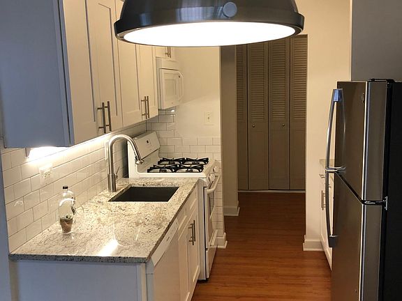 2nd image of 5958 N Kenmore Ave APT 303