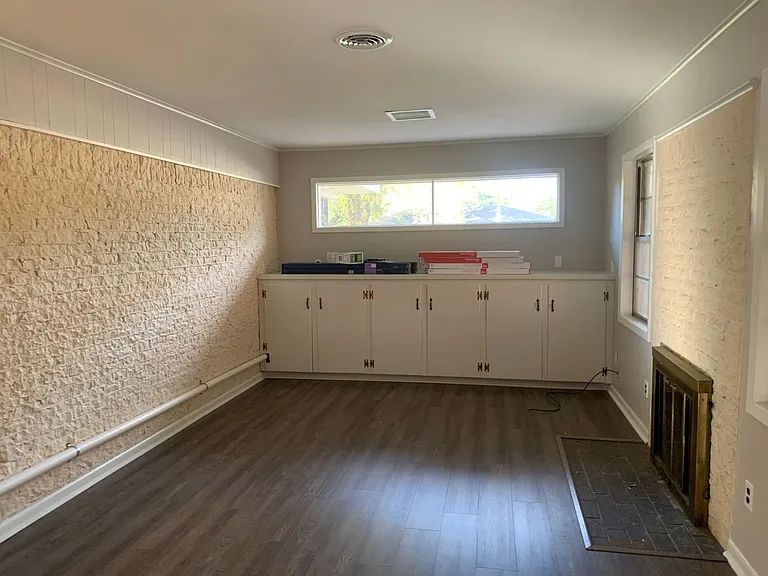 2204 Clinton St — Photo 12