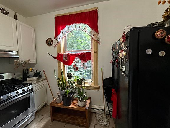 3rd image of 380 Baldwin Ave APT 2L