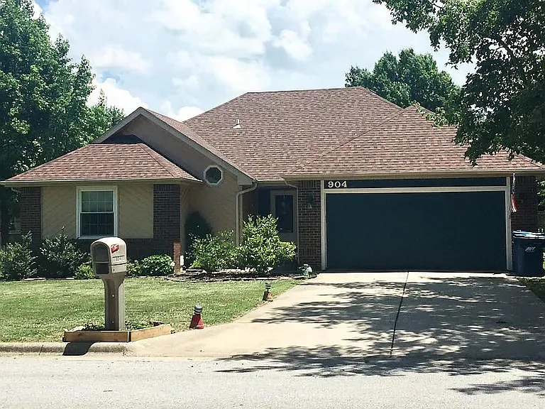 904 Fort Ct — Photo 1