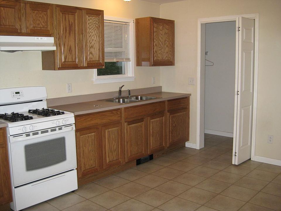 Large Eat-In Kitchen