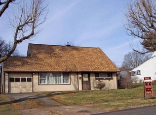 21 Larkspur Rd, Levittown, PA 19056