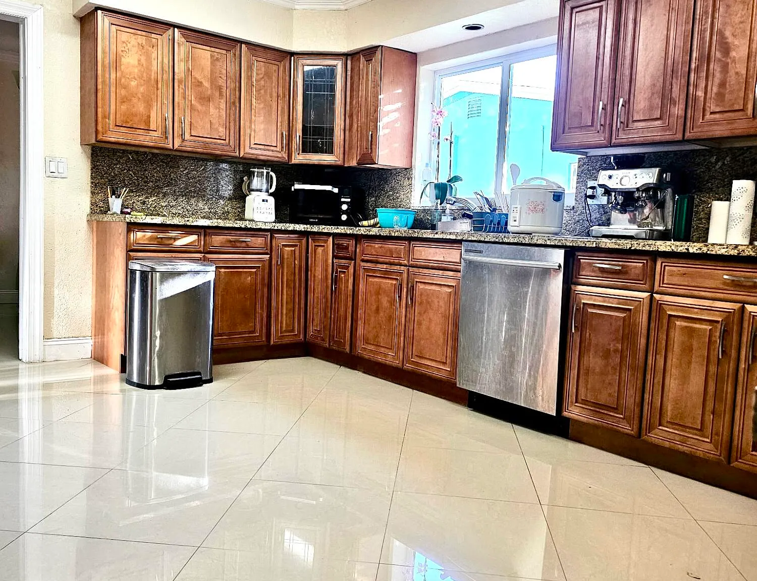 4 bed, 2.0 bath, 2201 sqft, $2,995 — Photo 3