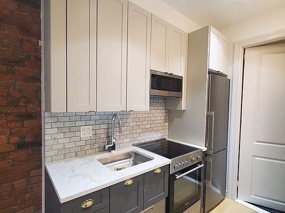 3rd image of 405 E 78th St APT 3A