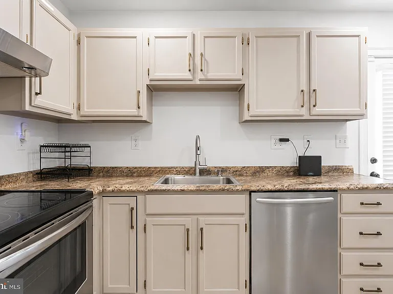 3218 Westdale Ct — Photo 3