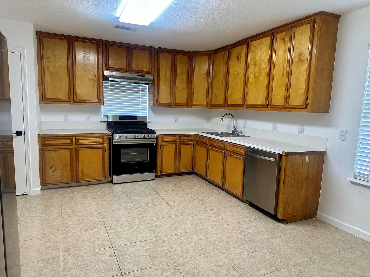 3 bed, 1.5 bath, 1645 sqft, $1,650 — Photo 2