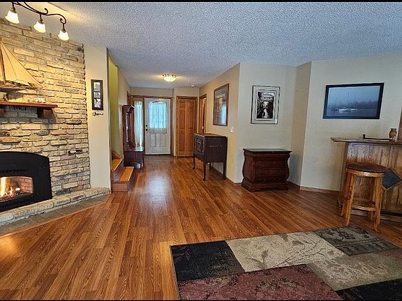4th image of 2667 Henry St N