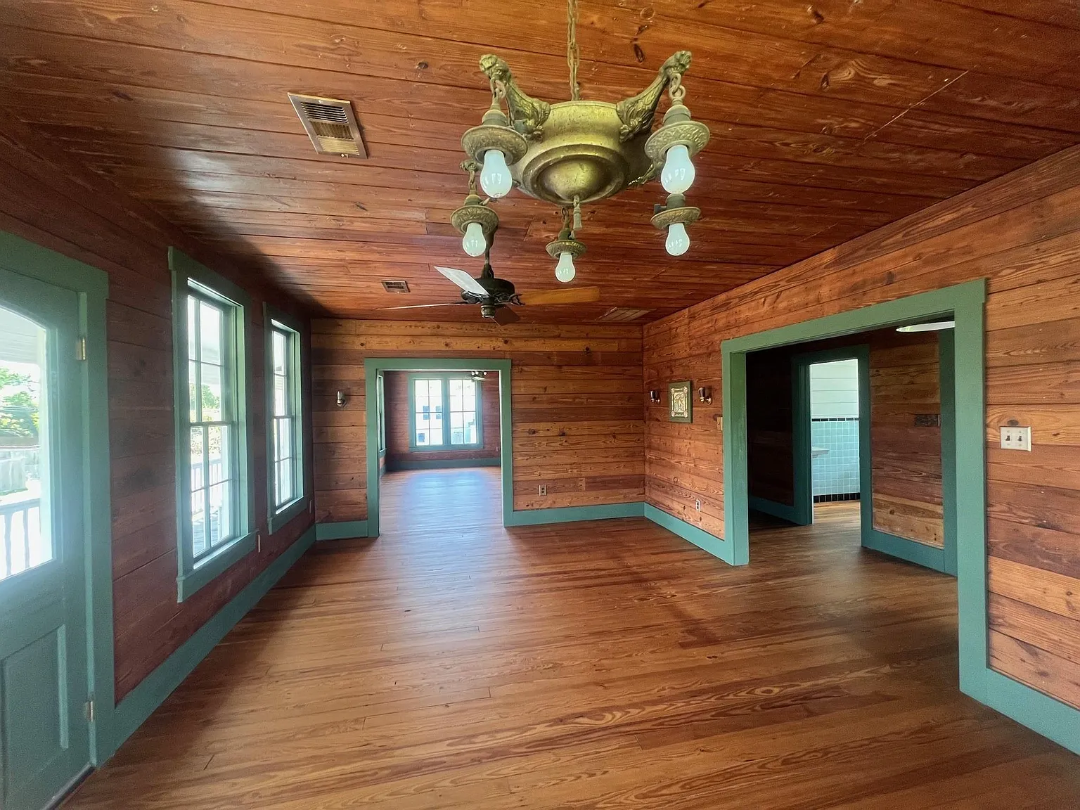 3 bed, 1.0 bath, 1641 sqft, $3,900 — Photo 4