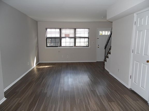 4th image of 3 Briar Mills Dr