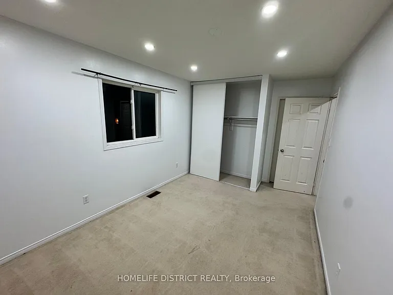 1100 Ashgrove Cres — Photo 15